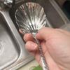 Сервировочная ложка Ручка с текстурой "молоток" Дизайн в форме ракушки Зеркальная полировка Ложка для супа Кухонная посуда