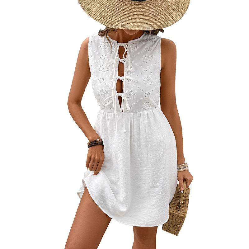 Женское летнее платье-жилет без рукавов с вырезом на груди и шнуровкой