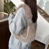 Плюшевая сумочка в корейском стиле с жемчужной цепочкой: Универсальная женская пушистая сумка кроссбоди и на плечо