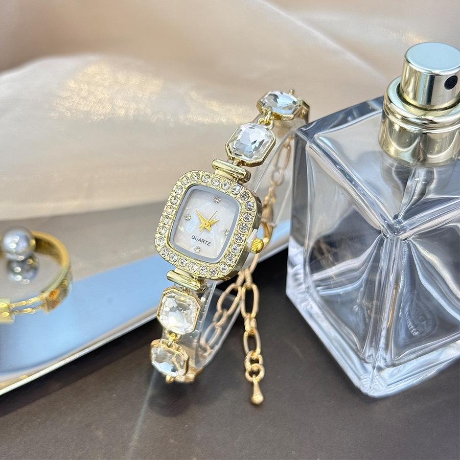 Прямоугольные часы-браслет с перламутровым циферблатом и простым кварцевым механизмом, сверкающие, с маленькими кубиками сахара, застежкой-лобстером, регулируемые женские часы