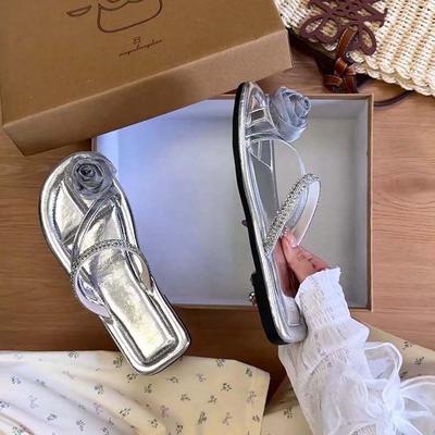 Французский набор шлепанцев с плоской подошвой и открытым носком для женской летней носки 2025 новый мягкий низ с юбочным темпераментом знаменитости пляжные шлепанцы