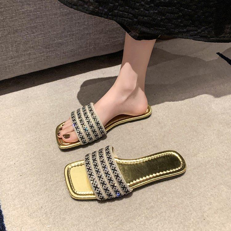 Модные шлепанцы на плоской подошве с открытым носком, новинка лета 2024 года, не утомляют ноги, пляжные шлепанцы со стразами, женская обувь