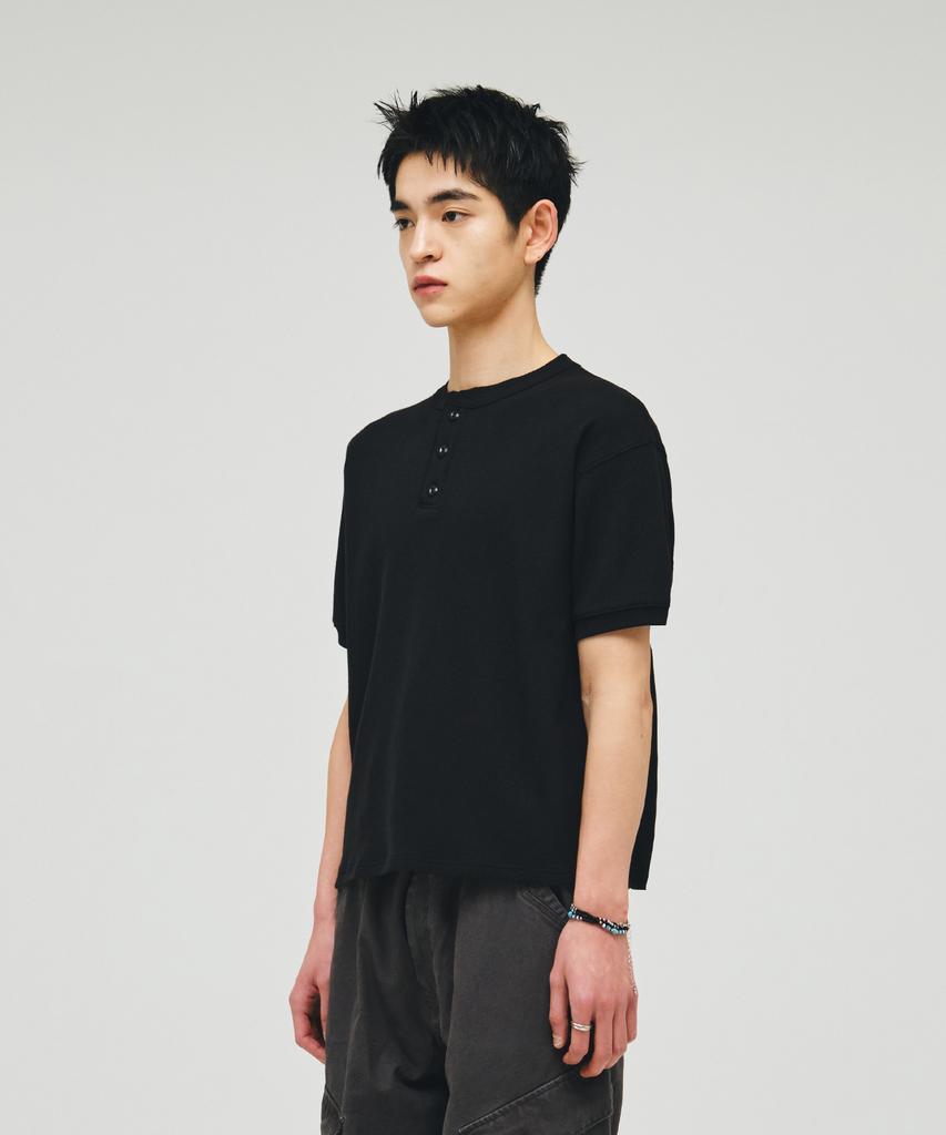 ECORR Вафельная футболка-henley укороченная с коротким рукавом_Черный