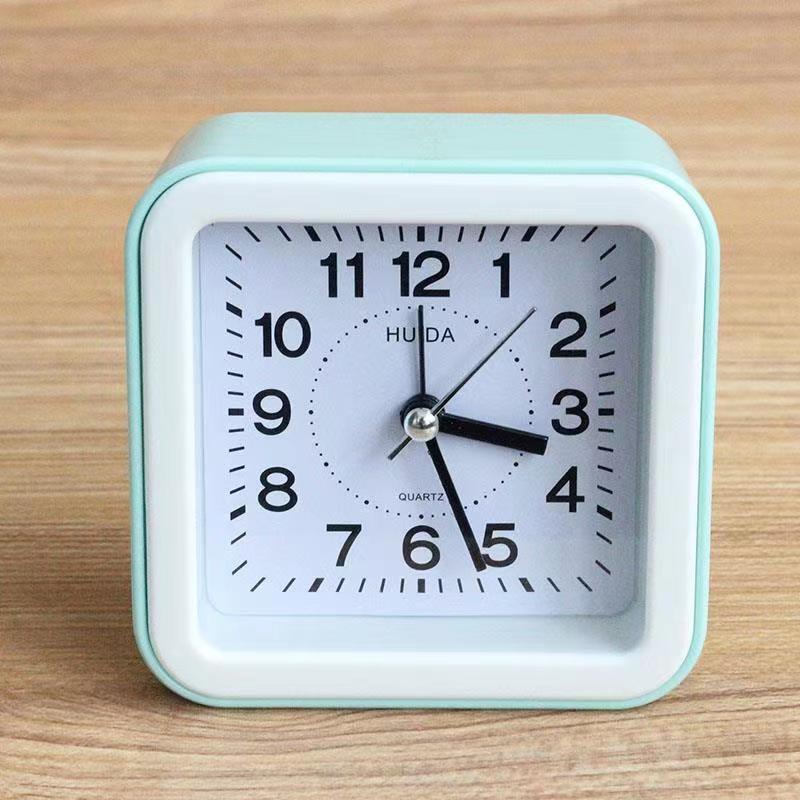 Бесшумный будильник с крупными символами для студентов, дома или спальни.