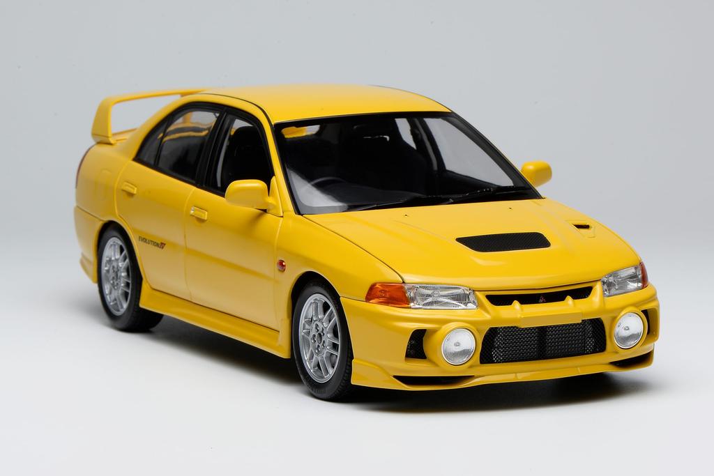 FREESTYLE MOTORHELIX Масштаб Mitsubishi Lancer Evolution EVO IV Одуванчиково-желтый Готовая модель M84006 1/18