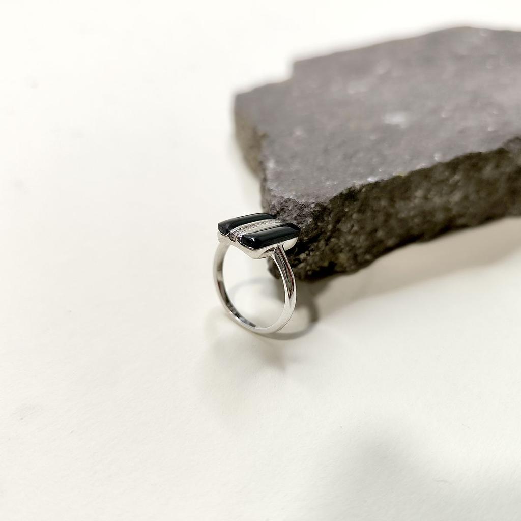 Серебряное кольцо с натуральным ониксом, вес изделия 2,83 гр (60002123)