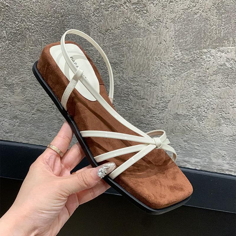 Новый французский каблук со юбкой женский телесный пудровый верхняя одежда 2025 лето прохладный каблук ретро нишевый темперамент тонкий ремешок римские сандалии