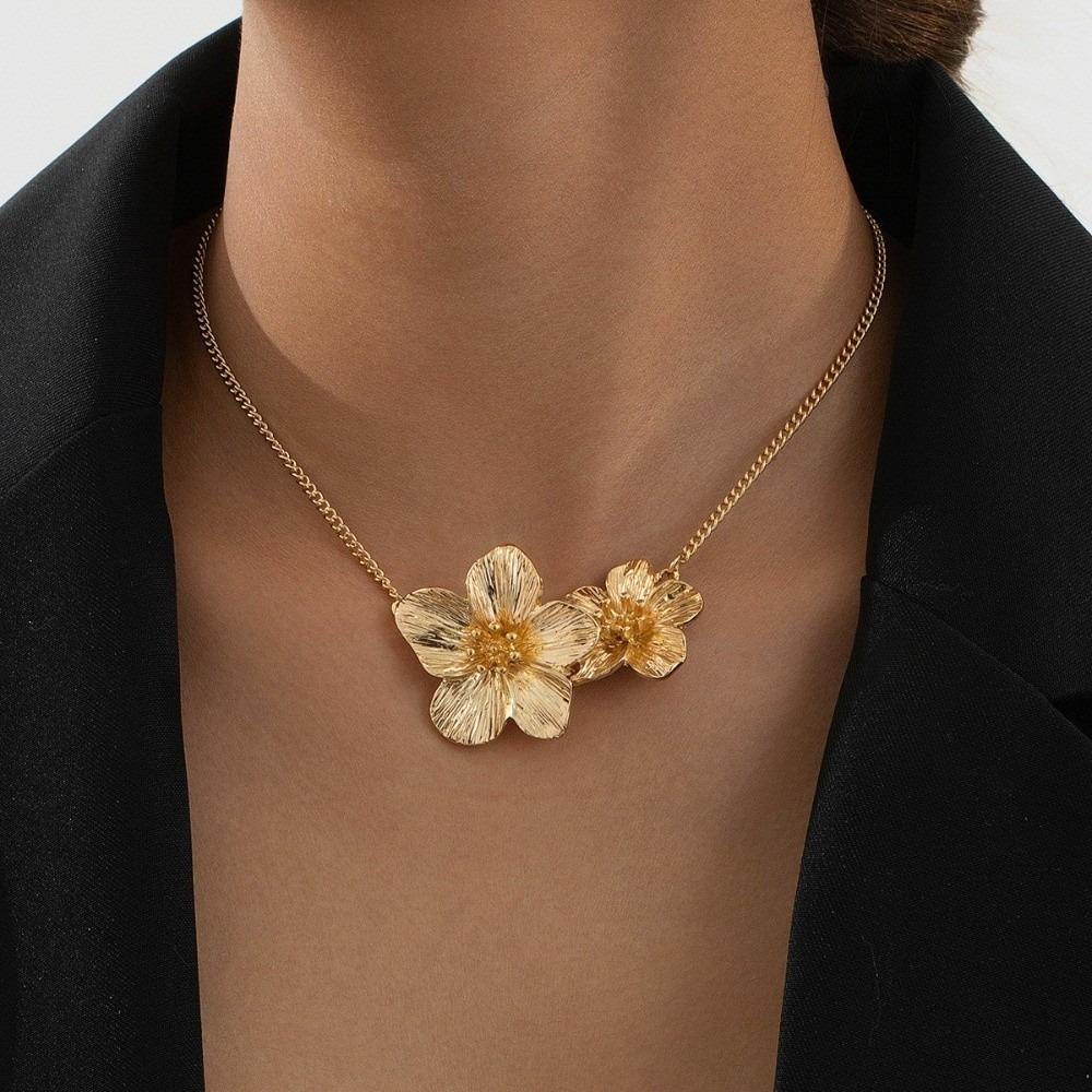 Golden Flower Pendant Necklace Dopamine Style Wrinkled Choker New Jewelry Accessories Gift