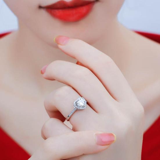 Кольцо женское крупное с разноцветными кристалами, круглое