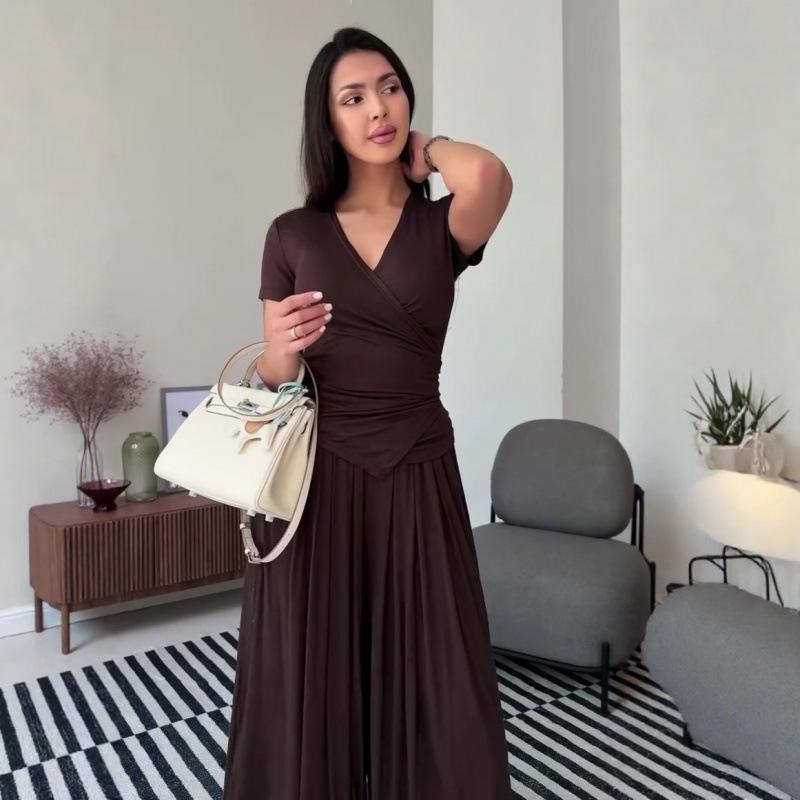 Элегантный женский летний комплект-двойка с V-образным вырезом, 2025: Модный, Универсальный, Удобный и Стройнящий Дизайн