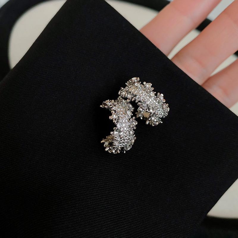 Серьги-кисточки с цветком, инкрустированным бриллиантами 'Серебряная игла' - Элегантные и модные серьги-пусеты высокого класса с уникальным дизайном