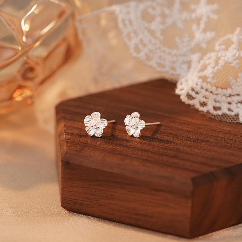 Маленькие свежие цветочные серьги Маленькие японские милые серьги Питательные пирсинг ушей Летние модные серьги