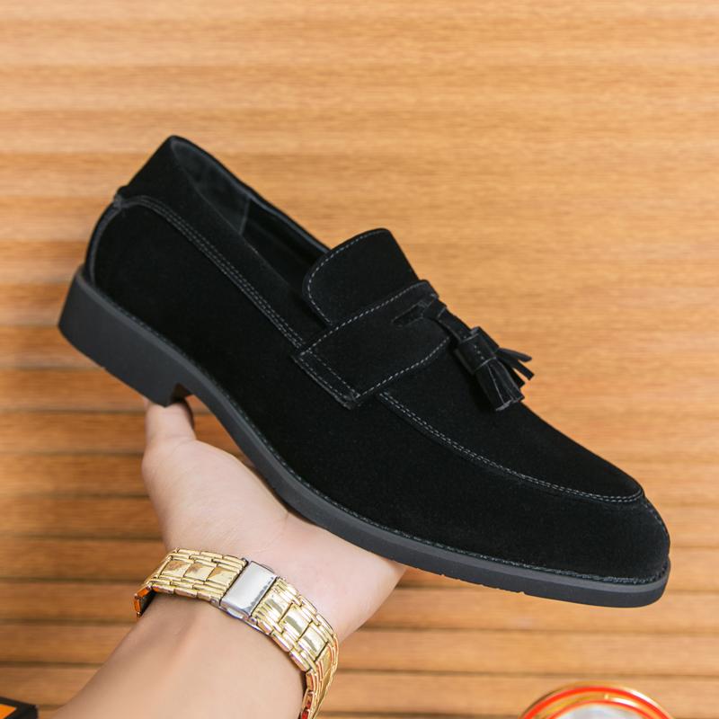Новое поступление Остроносые замшевые туфли с кисточками для мужчин Роскошные дизайнерские лоферы для свадебной вечеринки Sapatos Tenis Masculino