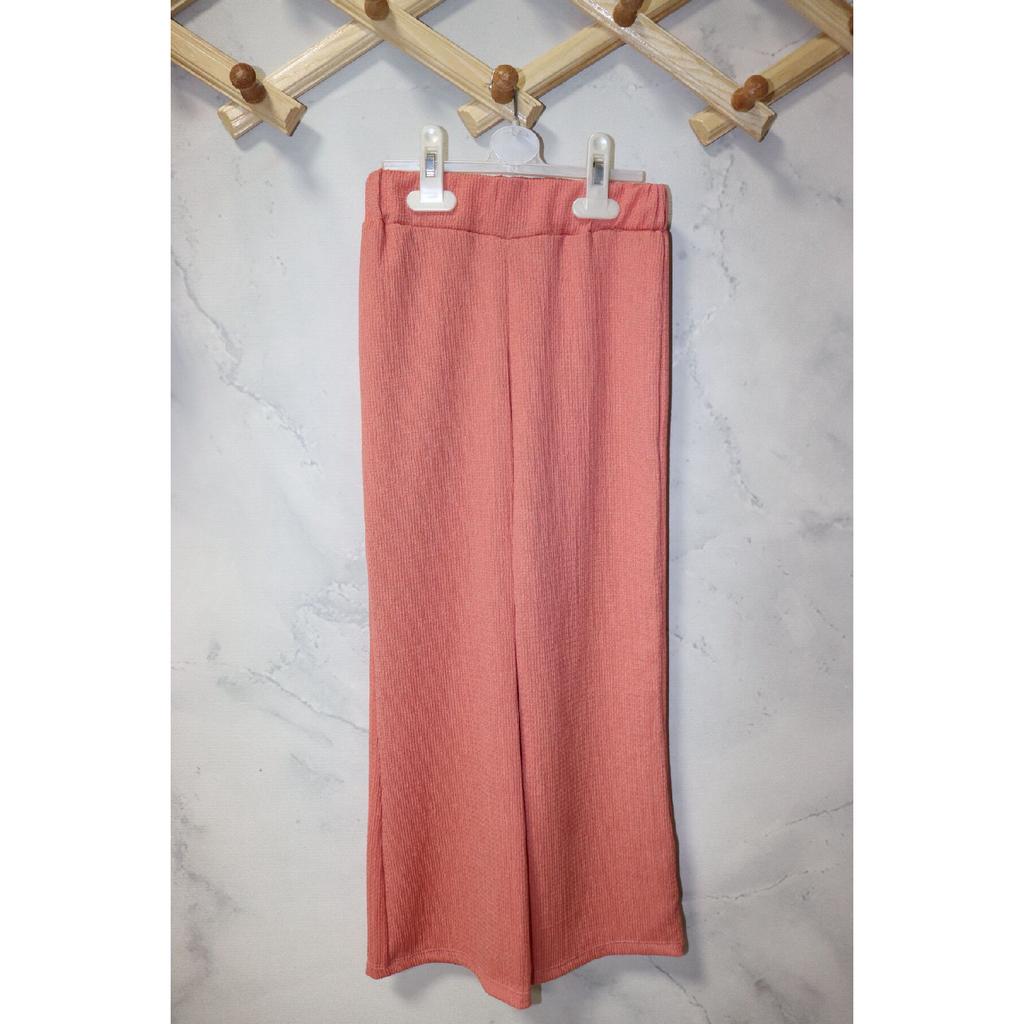 Стильный комплект для девочек - блузка с цветочным узором и современные брюки