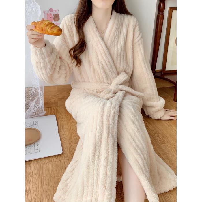 Женский плюшевый пижамный комплект Осень/Зима 2025: Халат в вертикальную полоску и ночная рубашка на подкладке