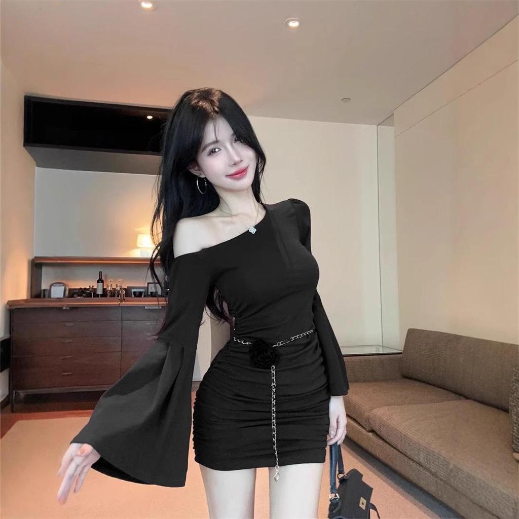 Женское фиолетовое платье с драпировкой на одно плечо и рукавами-колокольчиками - Приталенный силуэт, облегающая талию короткая юбка