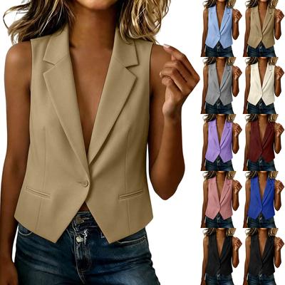 Женская блейзер-жилетка в стиле business casual, свободного кроя, однотонная, с воротником лацканами, спереди на пуговицах, без рукавов. Подходит для офиса и повседневной носки.