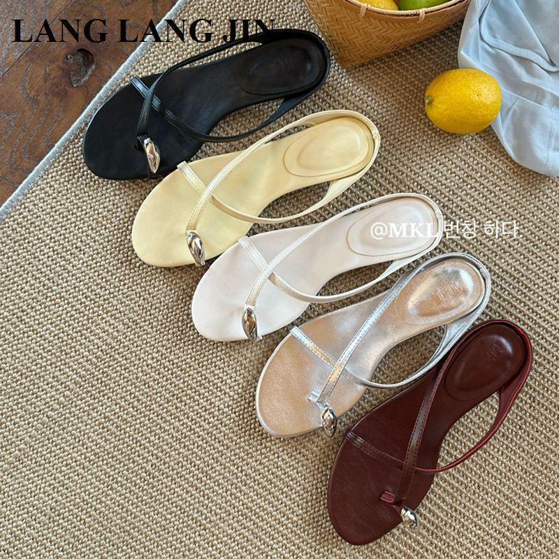Ladies Slippers 2025 Fasion Clip Toe Women Slides Beach Flip Flops Flat Heel Sandals Designer Cross Strap Metal Decorative Shoes