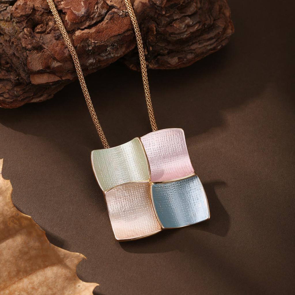 Новая эмалевая геометрическая квадратная подвеска, женское высококлассное квадратное универсальное ожерелье.