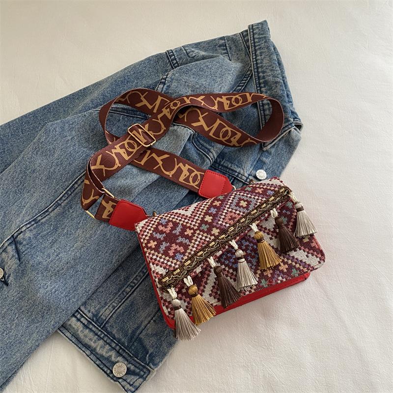Высококачественная маленькая квадратная сумка в этническом стиле с бахромой, осенний отпускной стиль, универсальная сумка-мессенджер с широким плечевым ремнем на одно плечо