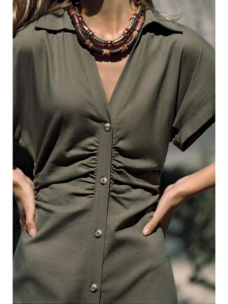 Женское летнее платье миди приталенного силуэта с V-образным вырезом из смеси льна 2025