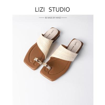 Ретро плетеные тапочки с открытым носком женская уличная обувь 2025 лето новинка нишевые сандалии с перемычкой между пальцев на толстом каблуке сандалии с юбкой