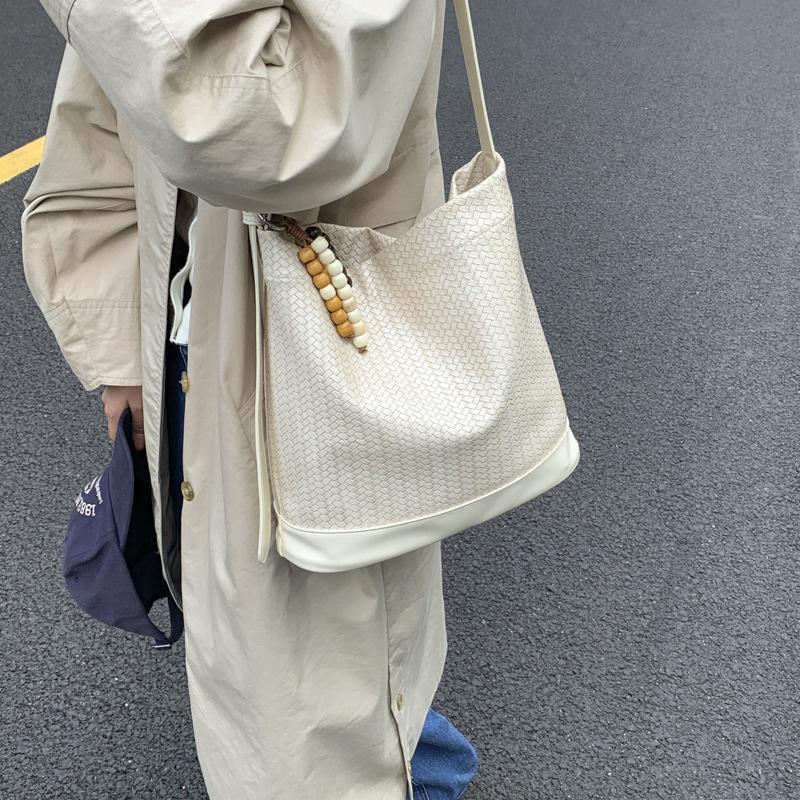 Ретро сумка большой вместимости для通勤, женская 2025 новая повседневная универсальная сумка на плечо, премиальная сумка-мессенджер, сумка-ведро