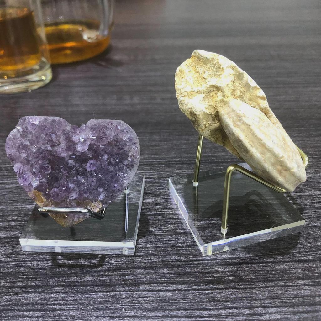 Необработанный кристалл нефрита с акриловой основой на железной художественной стойке