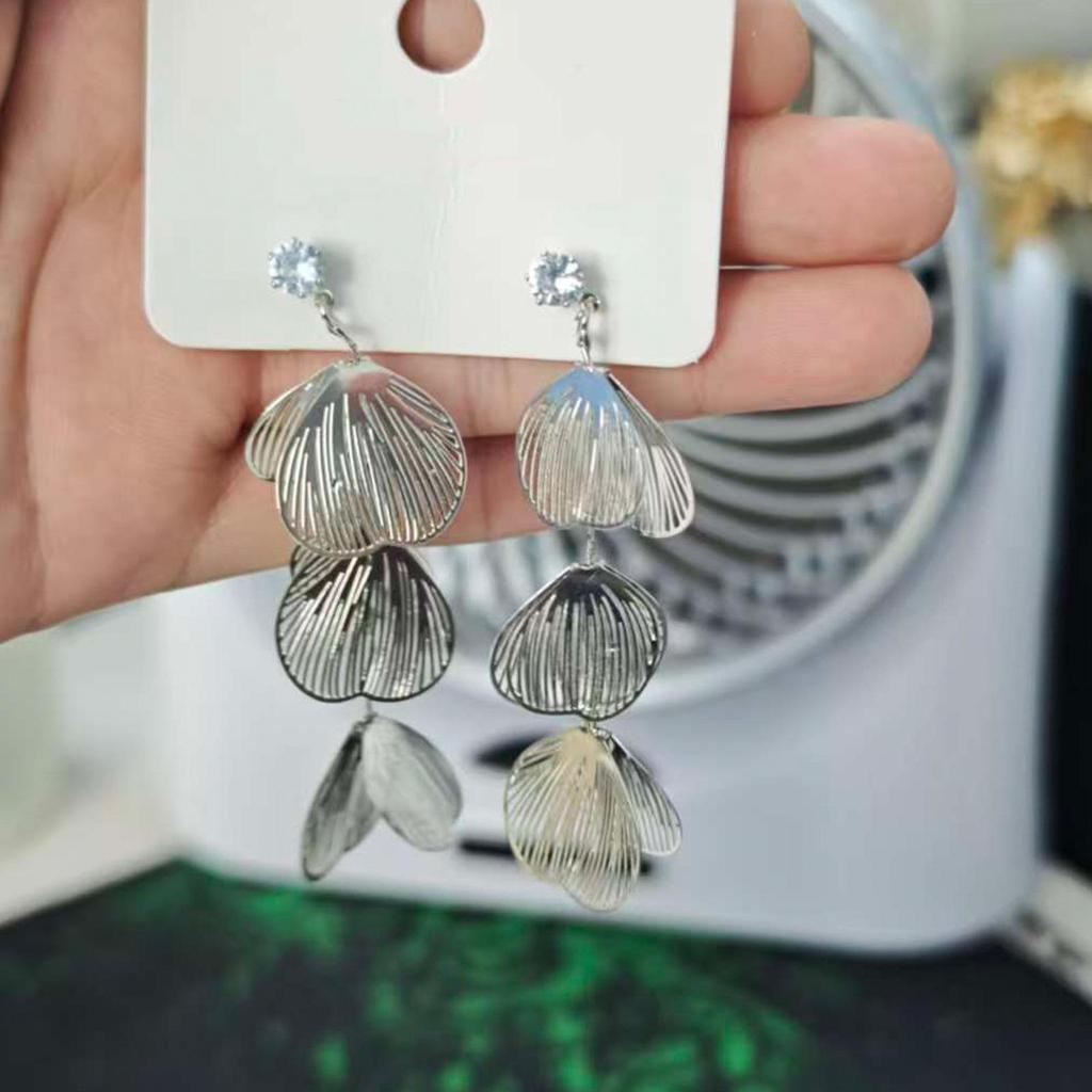 Серебряные серьги-кисточки с кристаллами в виде рыбьего хвоста: Преувеличенный дизайн цветка для стильного вида.