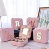 Розовая кожаная шкатулка для хранения ювелирных изделий квадратная шкатулка с буквами портативная дорожная шкатулка для колец
