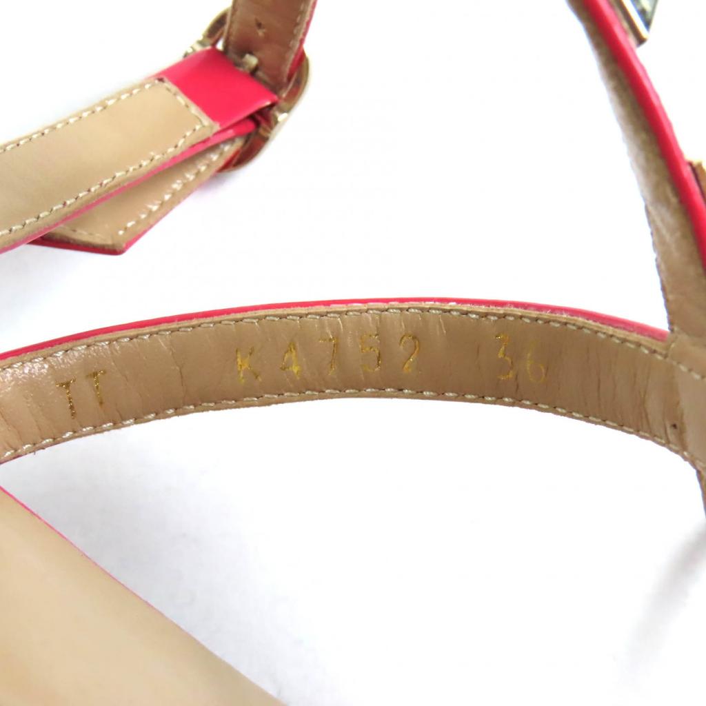 Отличные сандалии Valentino Garavani Rockstud с ремешком на щиколотке, лакированная кожа, розовые, б/у