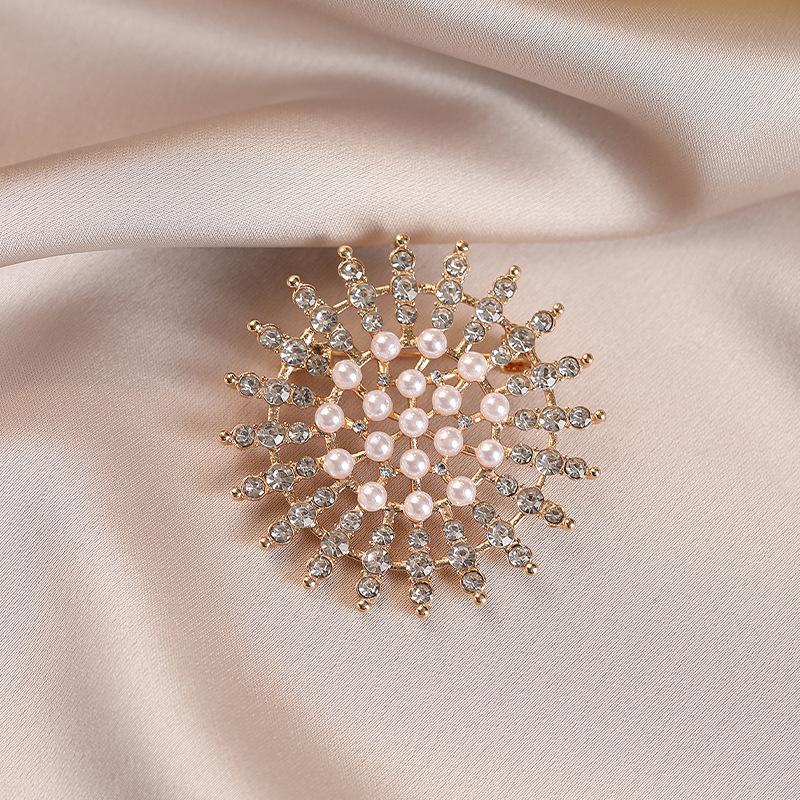 Sunflower Brooch for Women, A Light Luxury and High-end Look. Pearl and Diamond Brooch for Autumn and Winter Coat