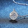 Серебряное колье 925 пробы с муассанитом и подвеской-квадратом в стиле легкой роскоши - Алмаз 1 карат цвета D для женщин