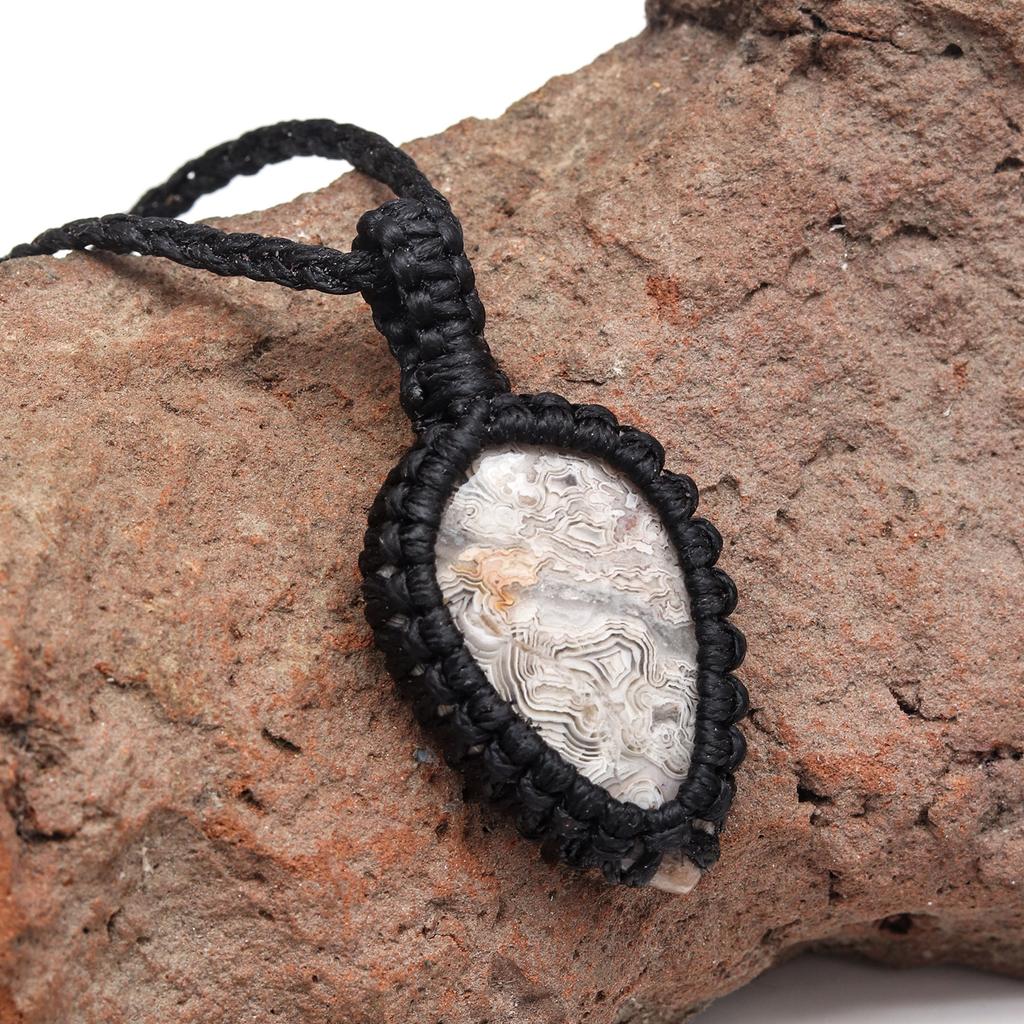 Подвеска-колье макраме ручной работы с натуральным камнем агатом «Сумасшедший кружевной»