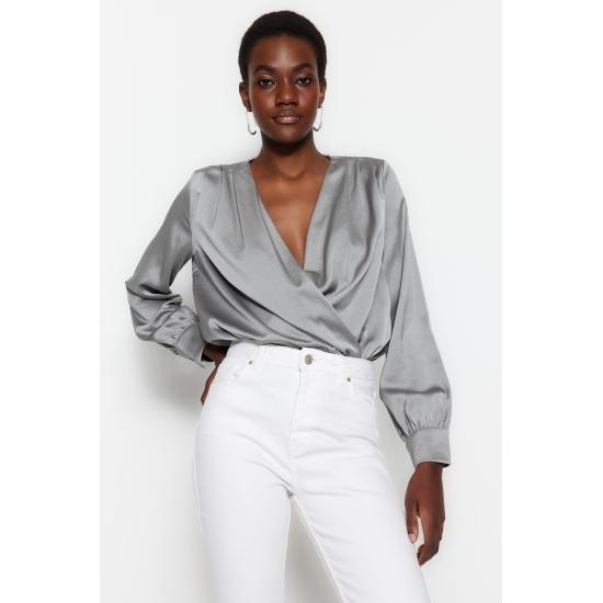 Блузки и рубашки Элегантная атласная блузка в складку с двубортным вырезом на плечах