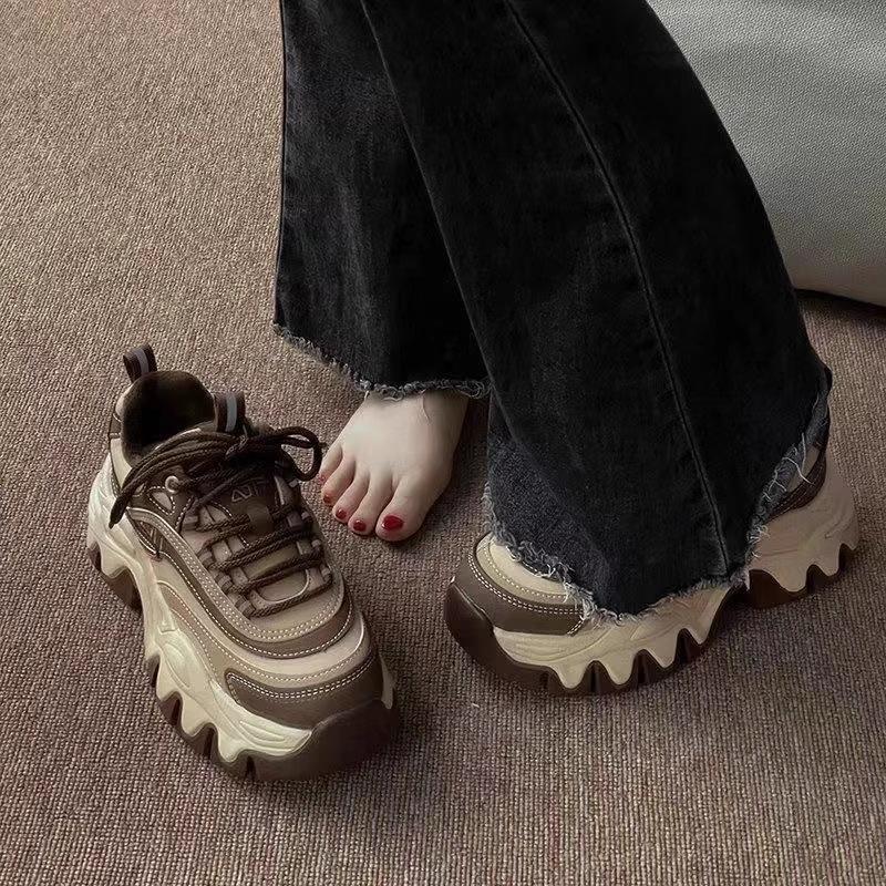 Детские модели кроссовок на толстой подошве 2025 осень-зима новые бархатные ножки маленькие популярные женские спортивные и повседневные туфли