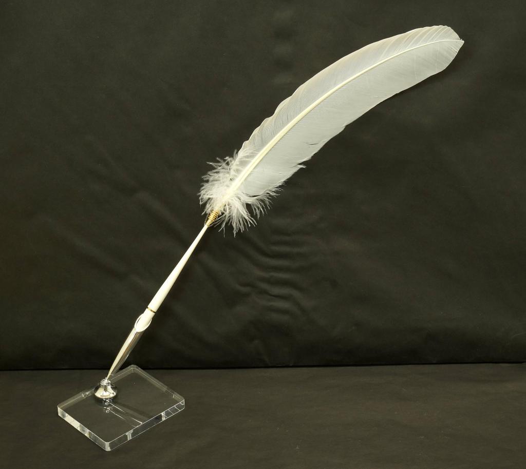 Упаковка из 2 наборов Японская обработка перо индейки пластиковый стержень ручка банкира прозрачная акриловая подставка для ручек с серебристым держателем для ручек белое перо +