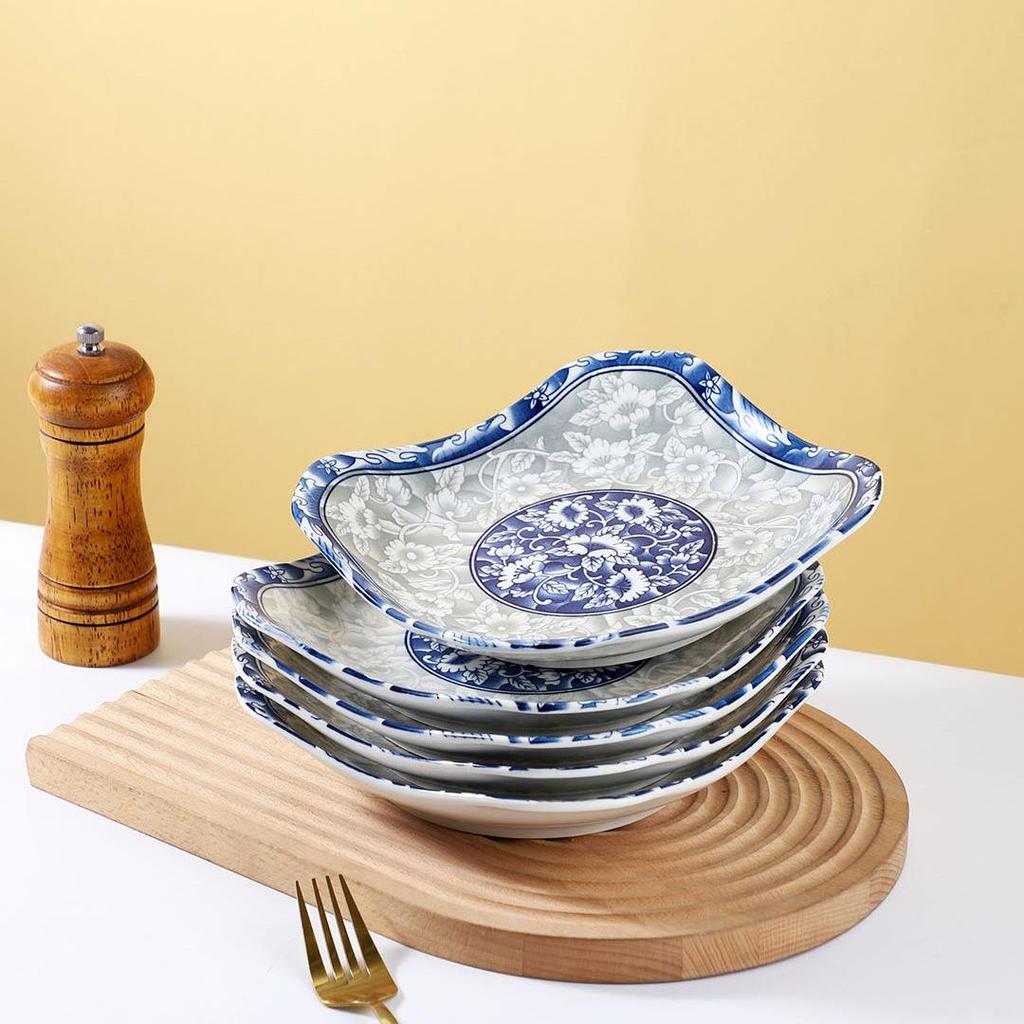 Квадратная фарфоровая тарелка «Жуи» сине-белого цвета — идеально подходит для еды, фруктов, блюд, приготовленных на пару и запеченных.