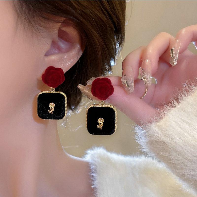 Новинка 2023 года, французские винтажные винно-красные бархатные серьги с розами для женщин, элегантные серьги на осень и зиму