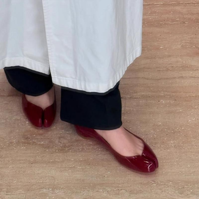 Модные лоферы таби, одинарные балетки из лакированной кожи, туфли-мэри джейн на танкетке, женские кроссовки с мелким вырезом и раздвоенным носком, балетки для лета