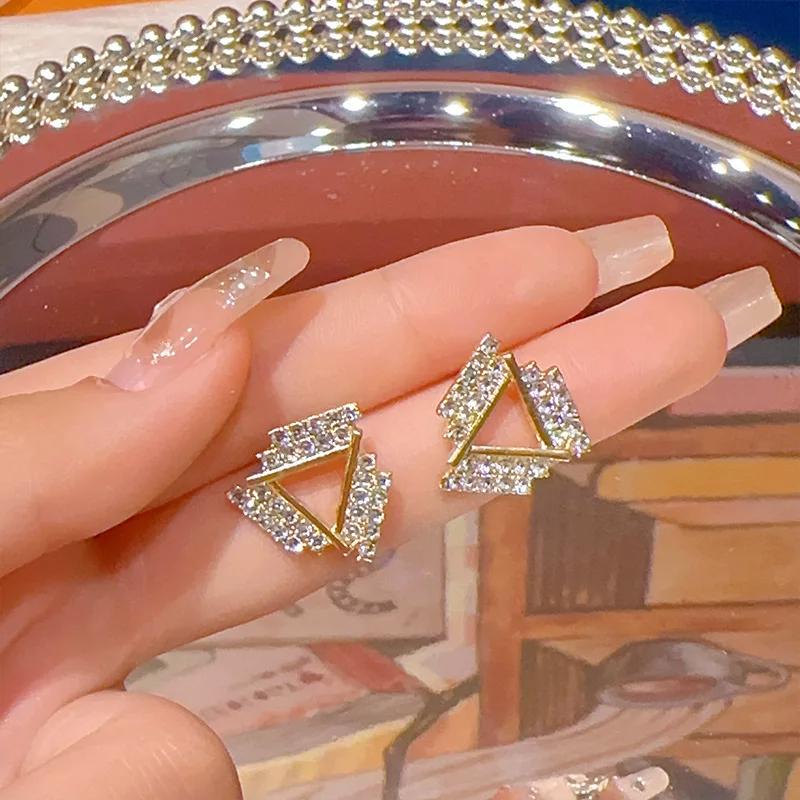 Серьги-гвоздики в форме треугольника со стразами для женщин, милые новые простые модные украшения для вечеринок и свадеб