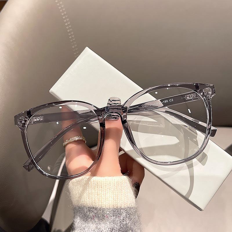 Очки в черной оправе при близорукости можно подобрать с градусами, большими круглыми глазами, простой оправой для глаз, защитой от излучения синего света, плоским светом