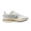 Pegasus Premium Running — это ментальные кроссовки унисекс кремового, платинового оттенка, с отражающим серебристо-серым, туманным, железисто-серым и металлическим серебристым цветом IQ0307-094
