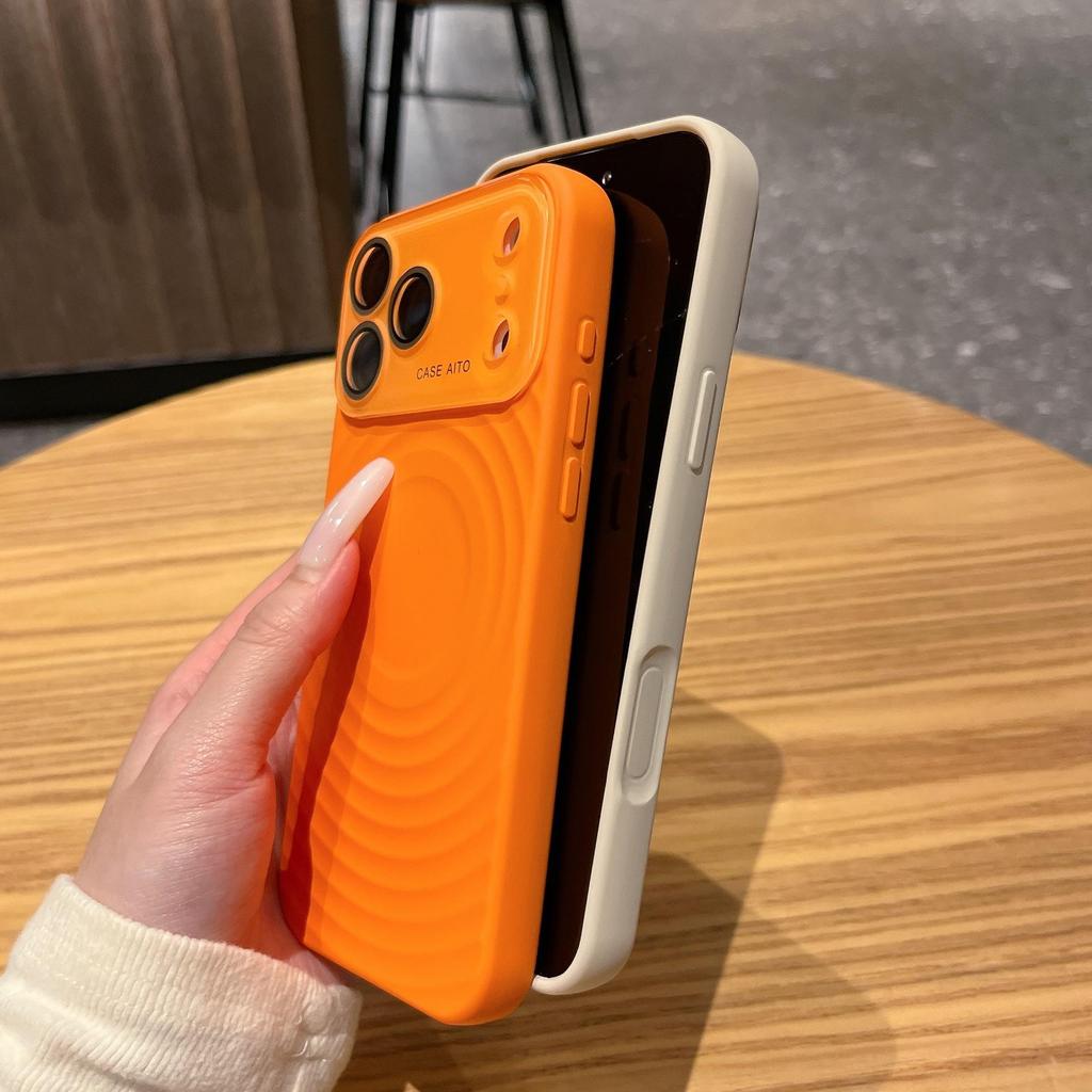 Магнитный чехол из жидкого силикона с волнообразным рисунком для iPhone 16/17 Pro Max