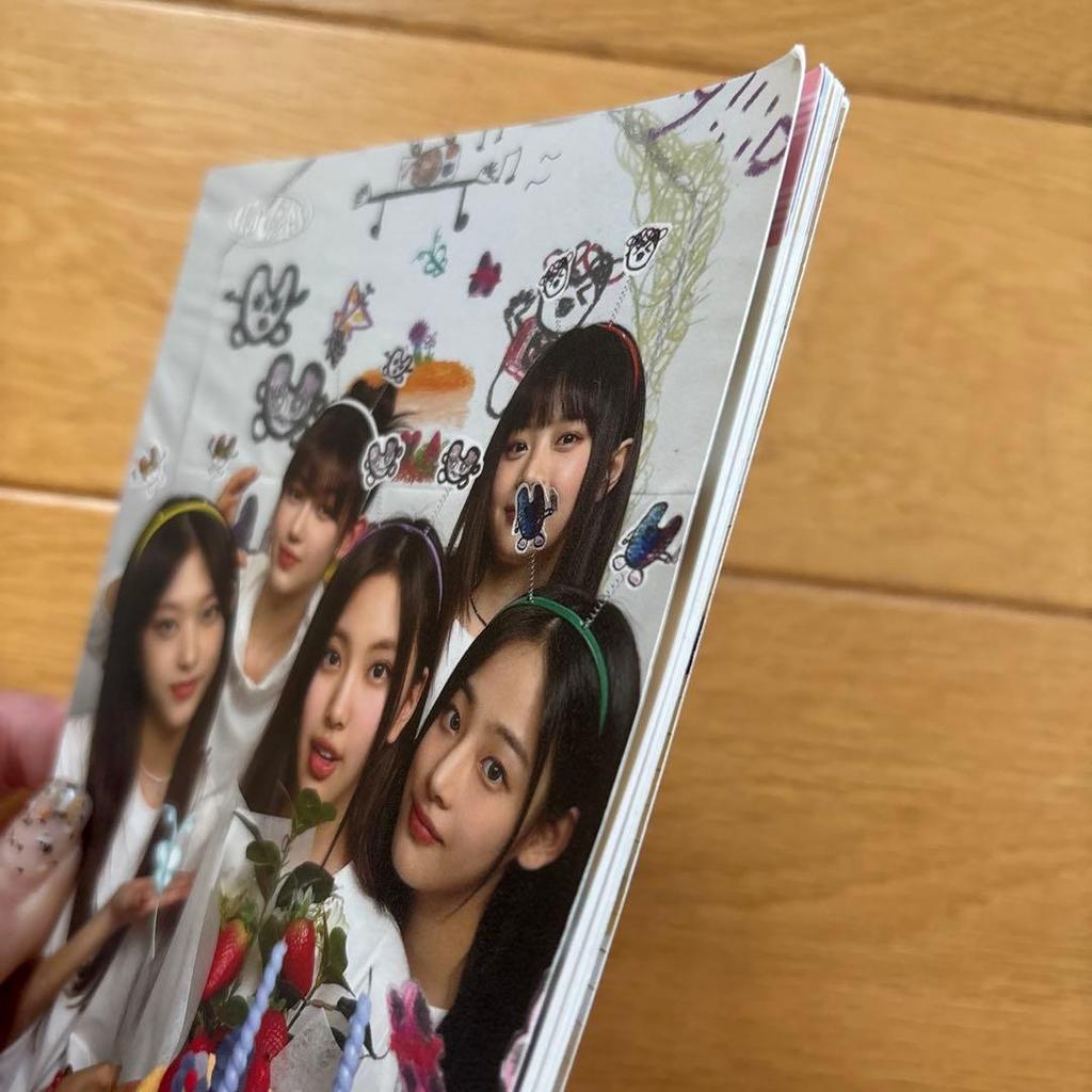[Б/У] Книга наклеек Newjeans