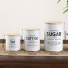 Композиция из 3 банок для хранения кофе, чая и сахара на кухонной столешнице