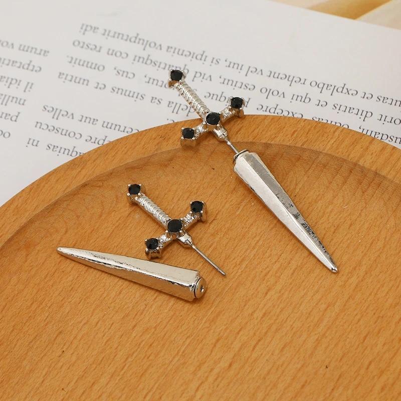 1 пара готических женских сережек с мечом, винтажные серьги с кинжалами и кристаллами
