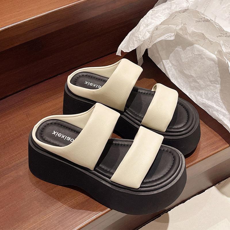 Толстоподошвенные туфли на высоком каблуке, крутые шлепанцы для маленьких мужчин, женская летняя обувь 2025, новинка, суперпопулярная модная модель интернет-знаменитости, под юбку, пляжная обувь