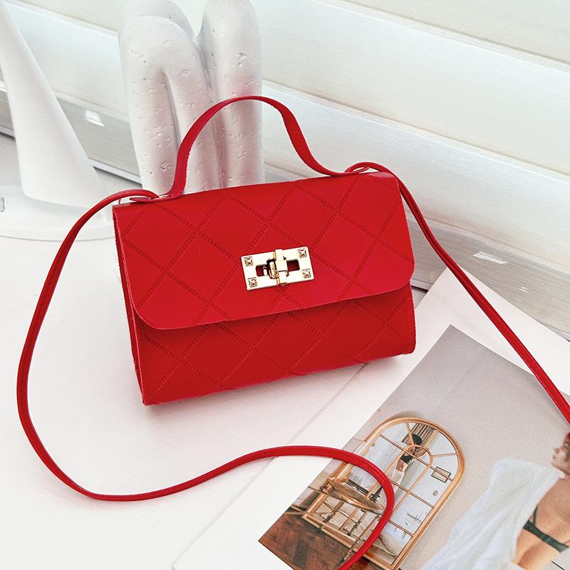 Маленькая квадратная стеганая сумка через плечо с тиснением