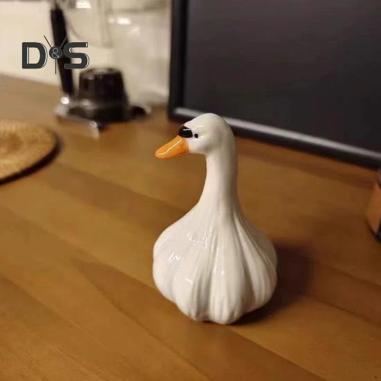 Garlic Duck Resin Figurine Cartoon White Duck Statue Animal Sculpture Home Office Bookshelf Desktop Decoration Ornament